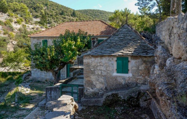 brač-kamena-kuća-lovemycroatia